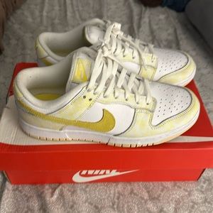 Women’s Nike Dunk low yellow strike gently used worn 4x. Size 9/women 7.5/men